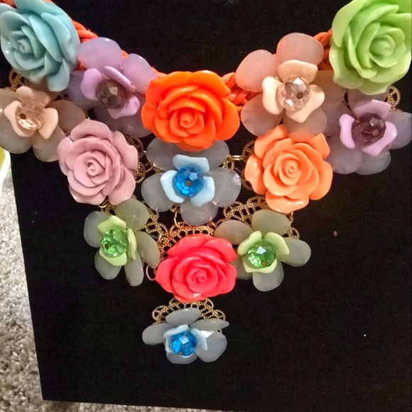 Gorgeous Fashion Necklace - Picture 1 of 4